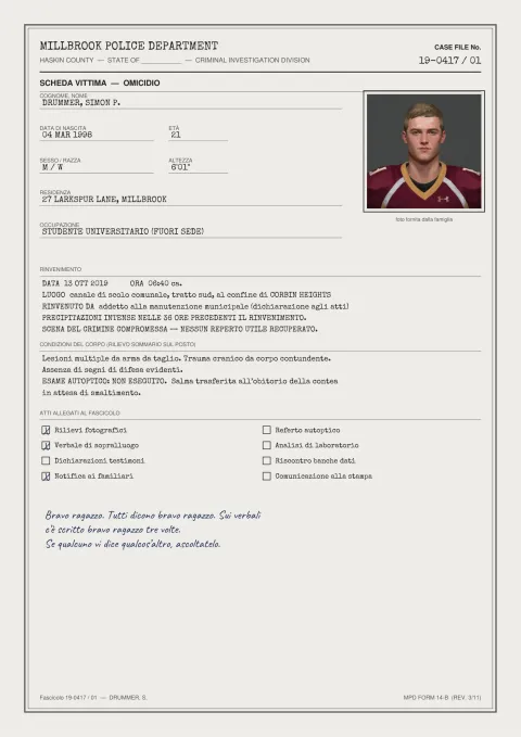 Scheda vittima di Simon P. Drummer, 21 anni, studente universitario fuori sede, con la foto di un ragazzo biondo in maglia da football granata. Trovato il 13 ottobre 2019 nel canale di scolo al confine di Corbin Heights, scena compromessa dalla pioggia. Nota a penna: sui verbali c'è scritto bravo ragazzo tre volte, se qualcuno dice altro ascoltatelo.