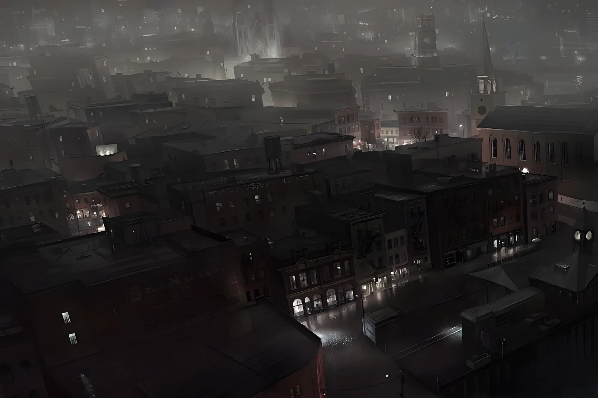 Tetti di una città vecchia immersi nella nebbia notturna, con qualche finestra accesa, un campanile e le strade bagnate che riflettono i lampioni