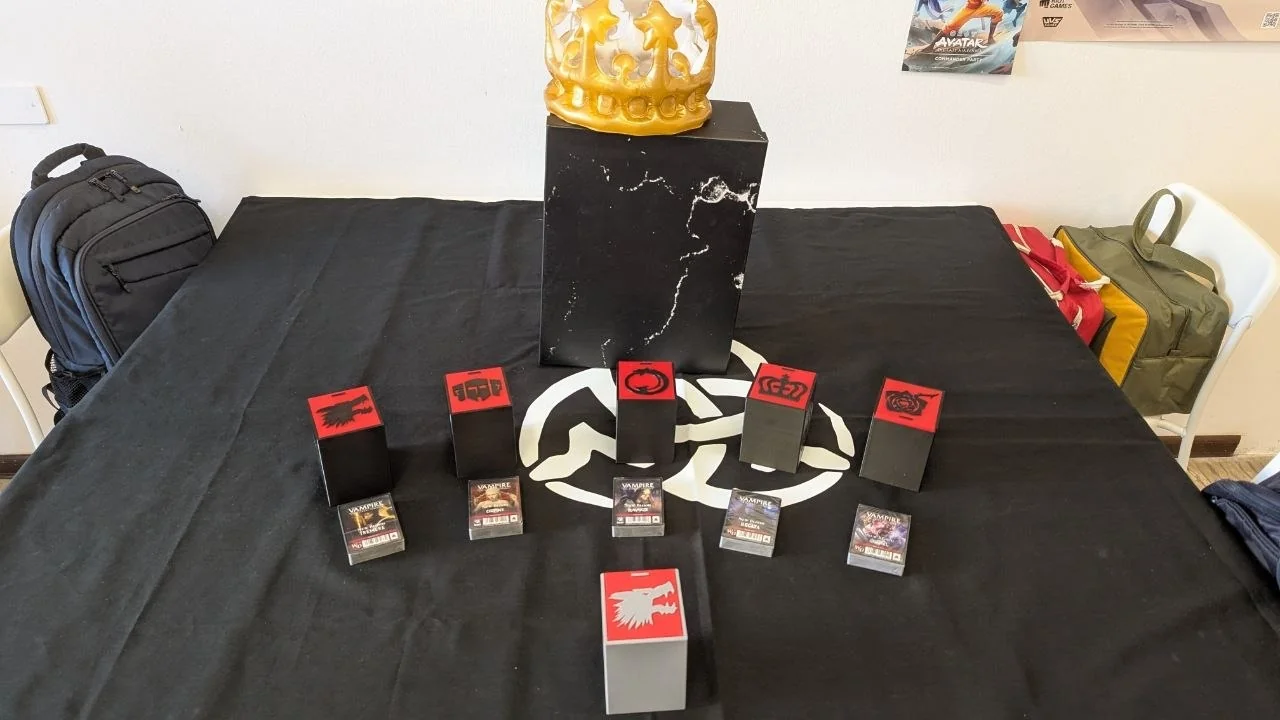 I premi del torneo schierati sul tavolo