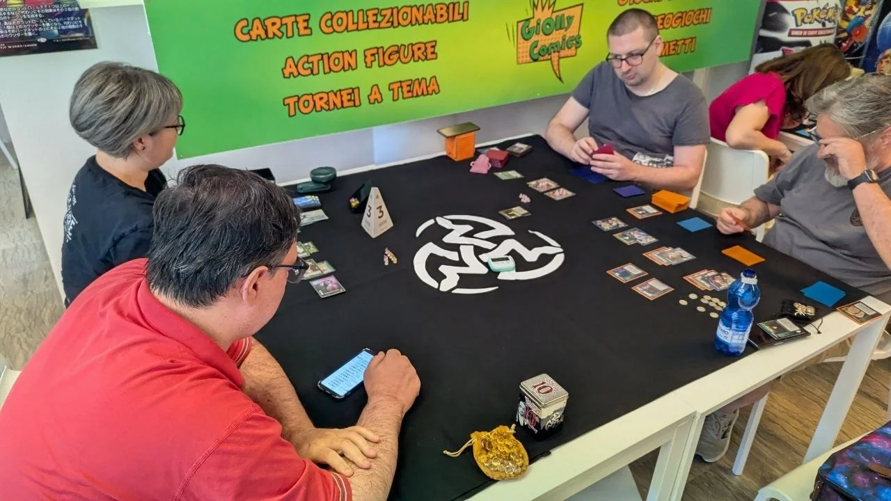 Tavolo in gioco sotto l'insegna di GiOlly Comics