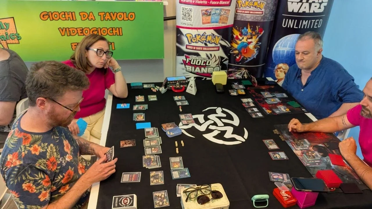 Tavolo in gioco accanto ai poster Pokémon e Star Wars