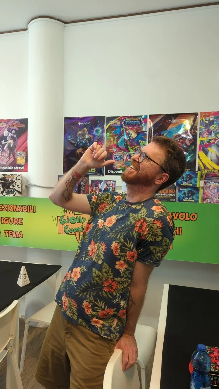 Ricky in posa con la camicia hawaiana