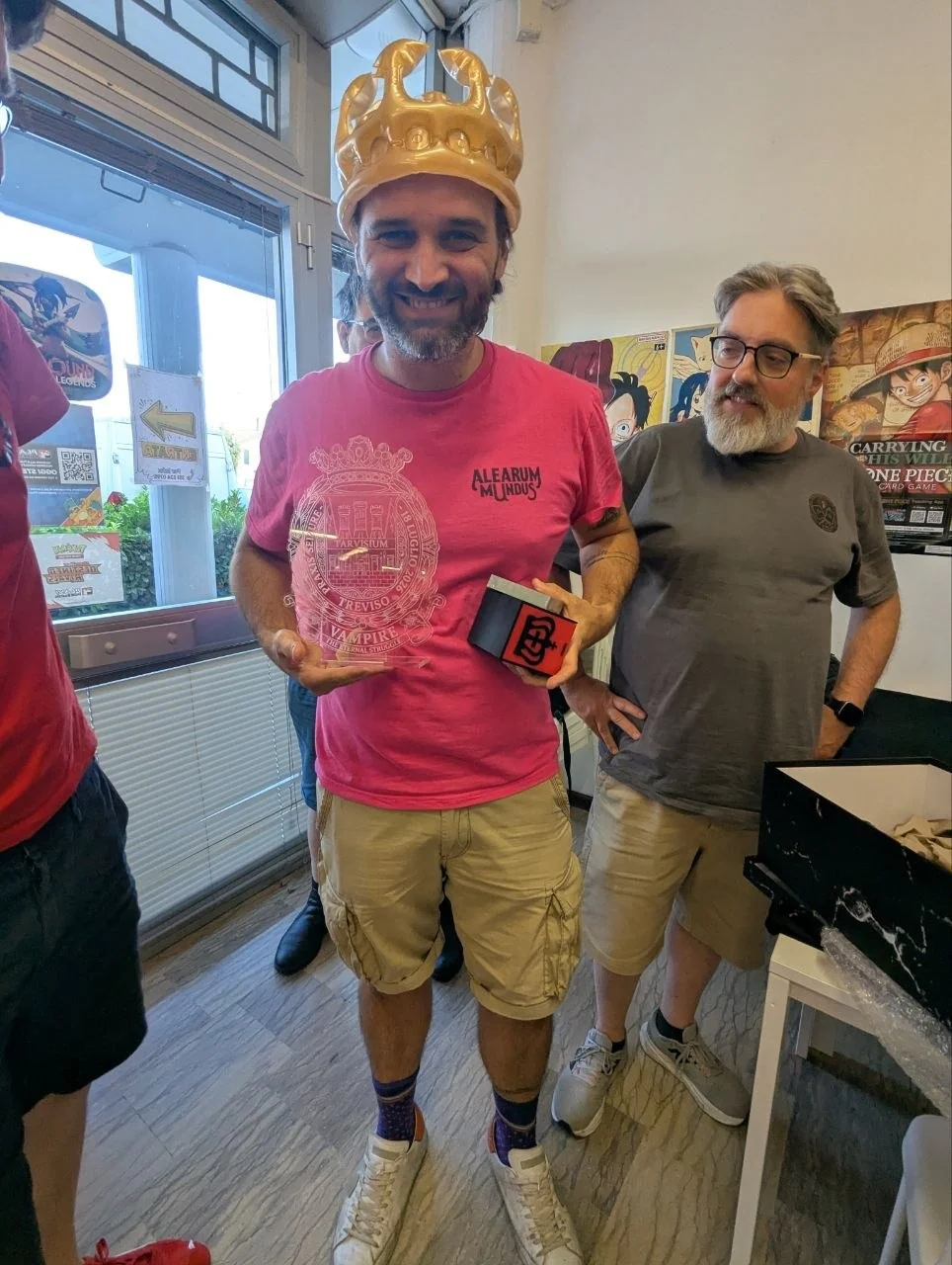 Damiano con la corona e il trofeo del torneo